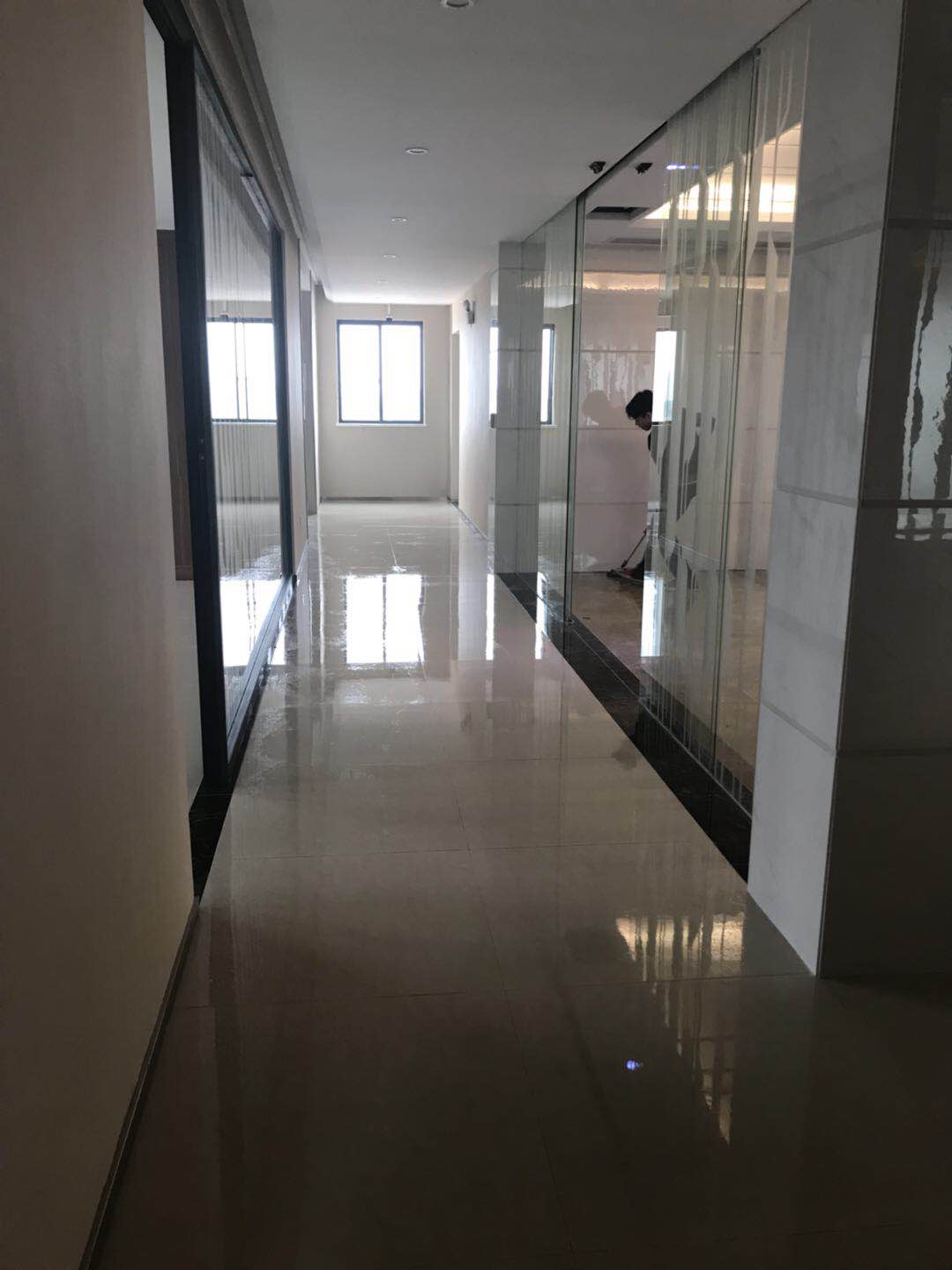 玻璃隔断办公走廊