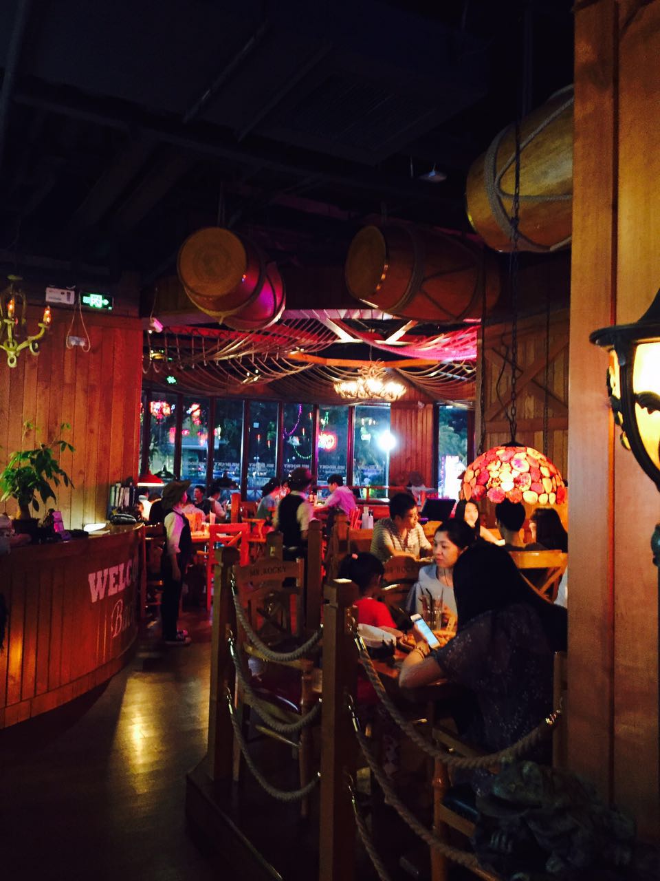 热闹酒吧用餐区
