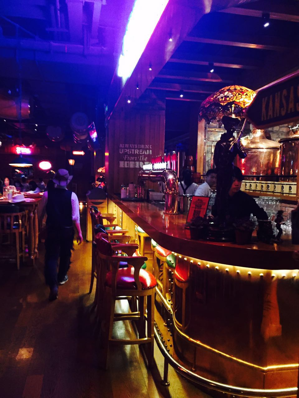 弧形长吧台设计